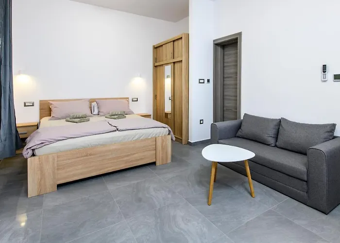 Delalle Apartment Split