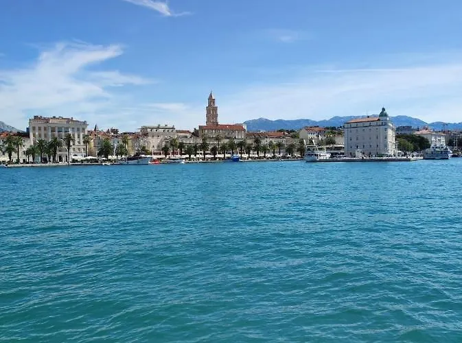 Delalle Apartment Split